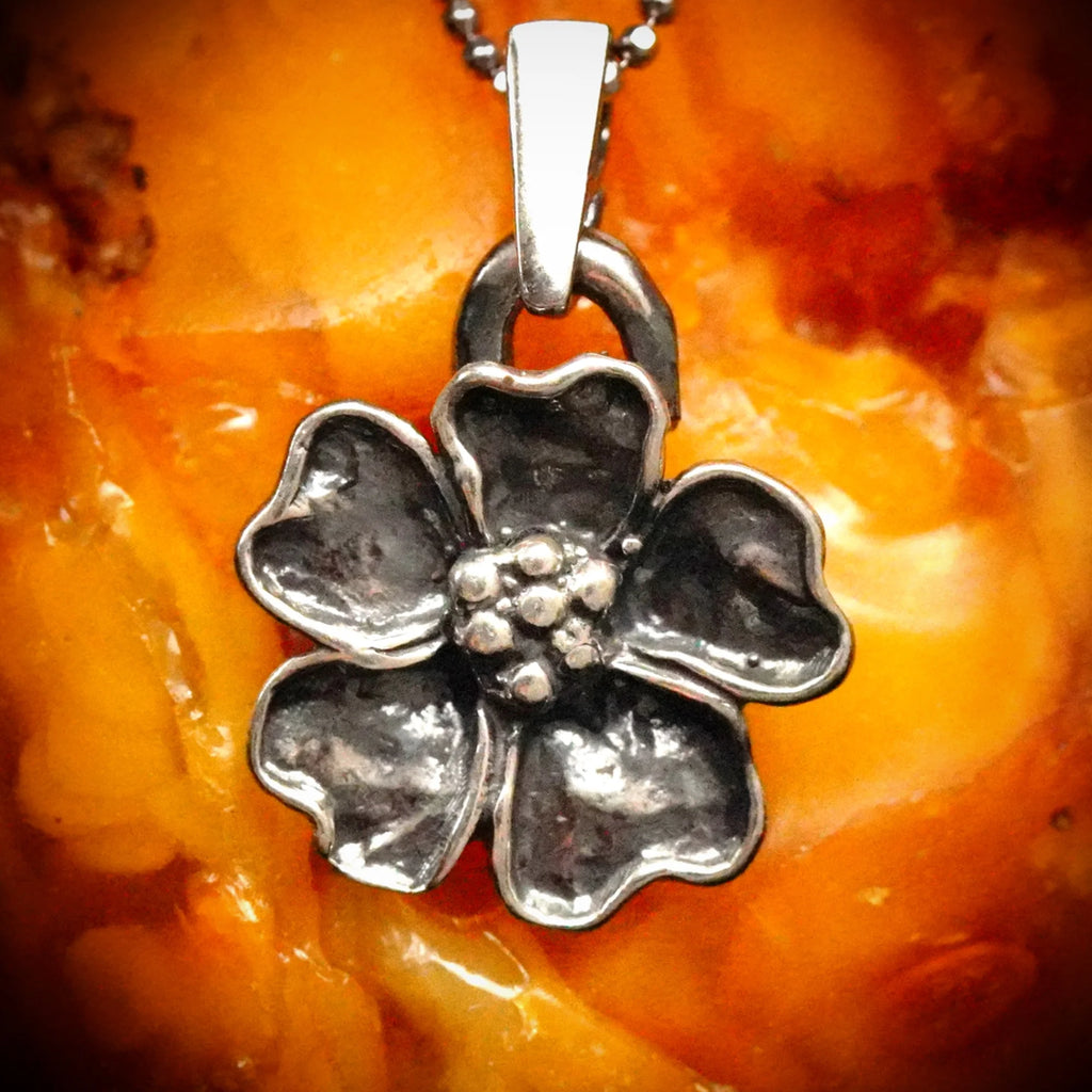 „Kirschblüte“ – oxidierter Anhänger aus 925er Silber, Talisman für Frühling und Neubeginn, handgefertigter Skulpturenschmuck im Boho- und rustikalen Stil | Art Diva
