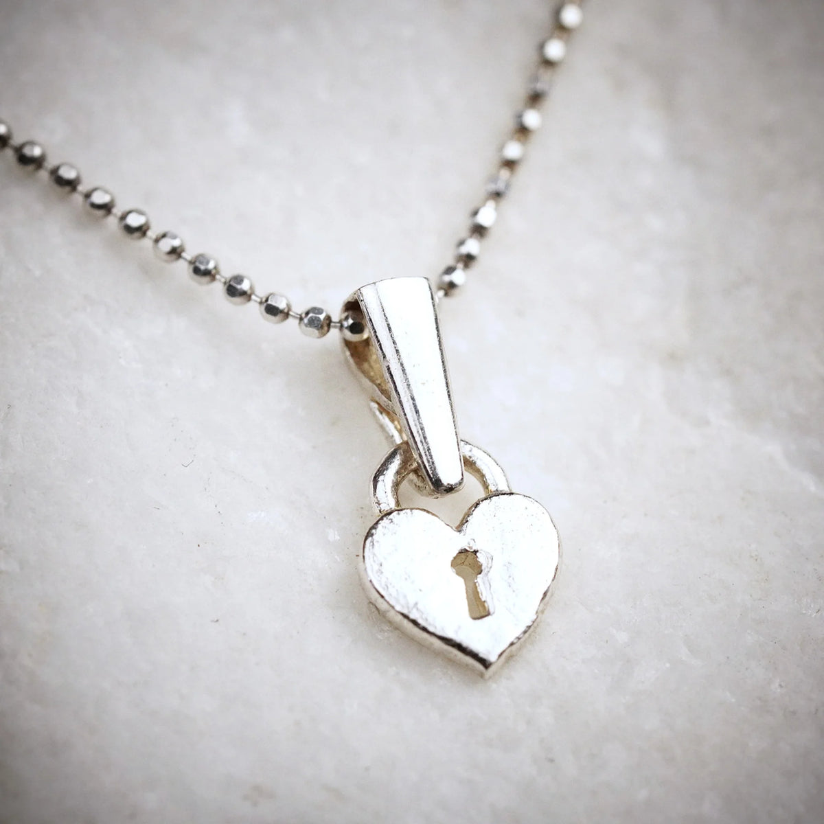 „Herzschloss“-Anhänger aus 925er Silber – Talisman für Liebe und Schutz, Skulpturenschmuck im Boho- und rustikalen Stil | Art Diva