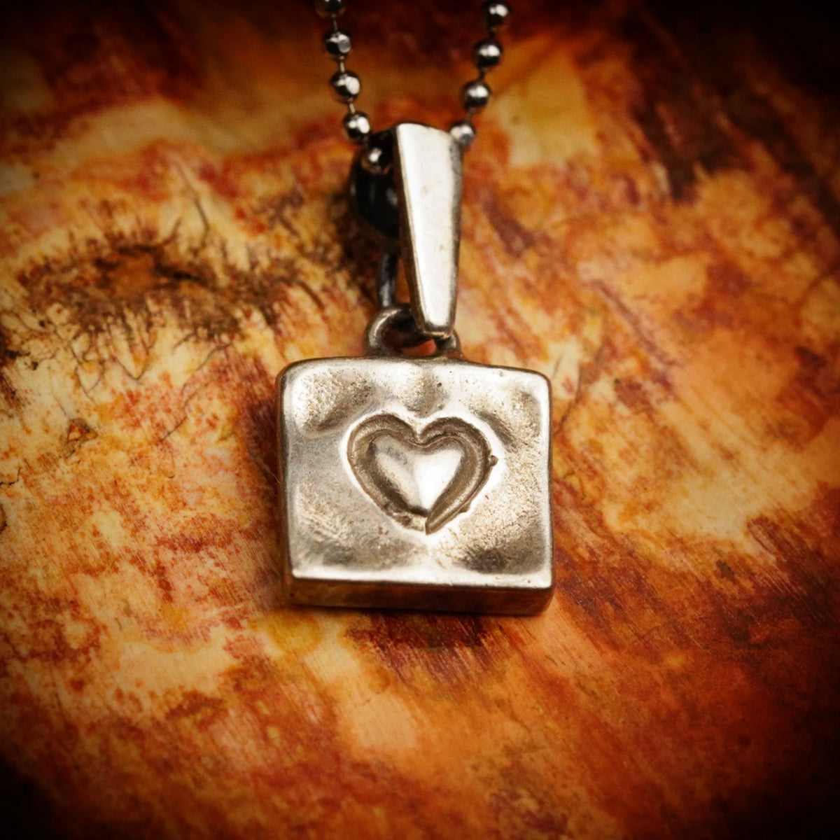„Herz im Quadrat“ – handgefertigter Anhänger aus 925er Silber, Talisman für Liebe und Zuneigung, Skulpturenschmuck im Boho- und rustikalen Stil | Art Diva