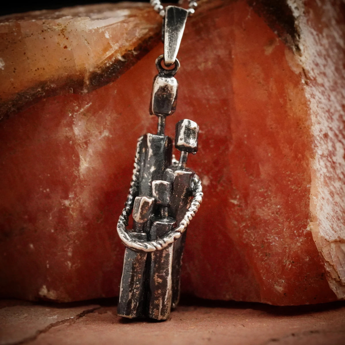 „Familienzusammenhalt“ – Anhänger aus 925er Silber, Talisman für Einheit, Liebe und familiären Schutz, handgefertigter Skulpturenschmuck im Boho- und rustikalen Stil | Art Diva