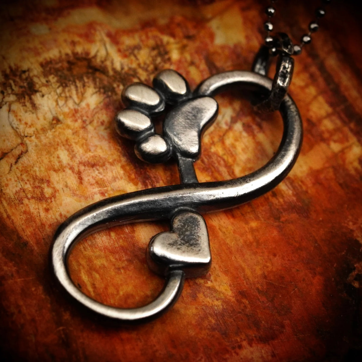 „Unendlichkeit mit Herz und Pfote“-Schmuckelement aus 925er Silber – teilweise oxidiert mit Vintage-Effekt, für Halskette oder Armband, Talisman für Verbundenheit und Treue | Art Diva