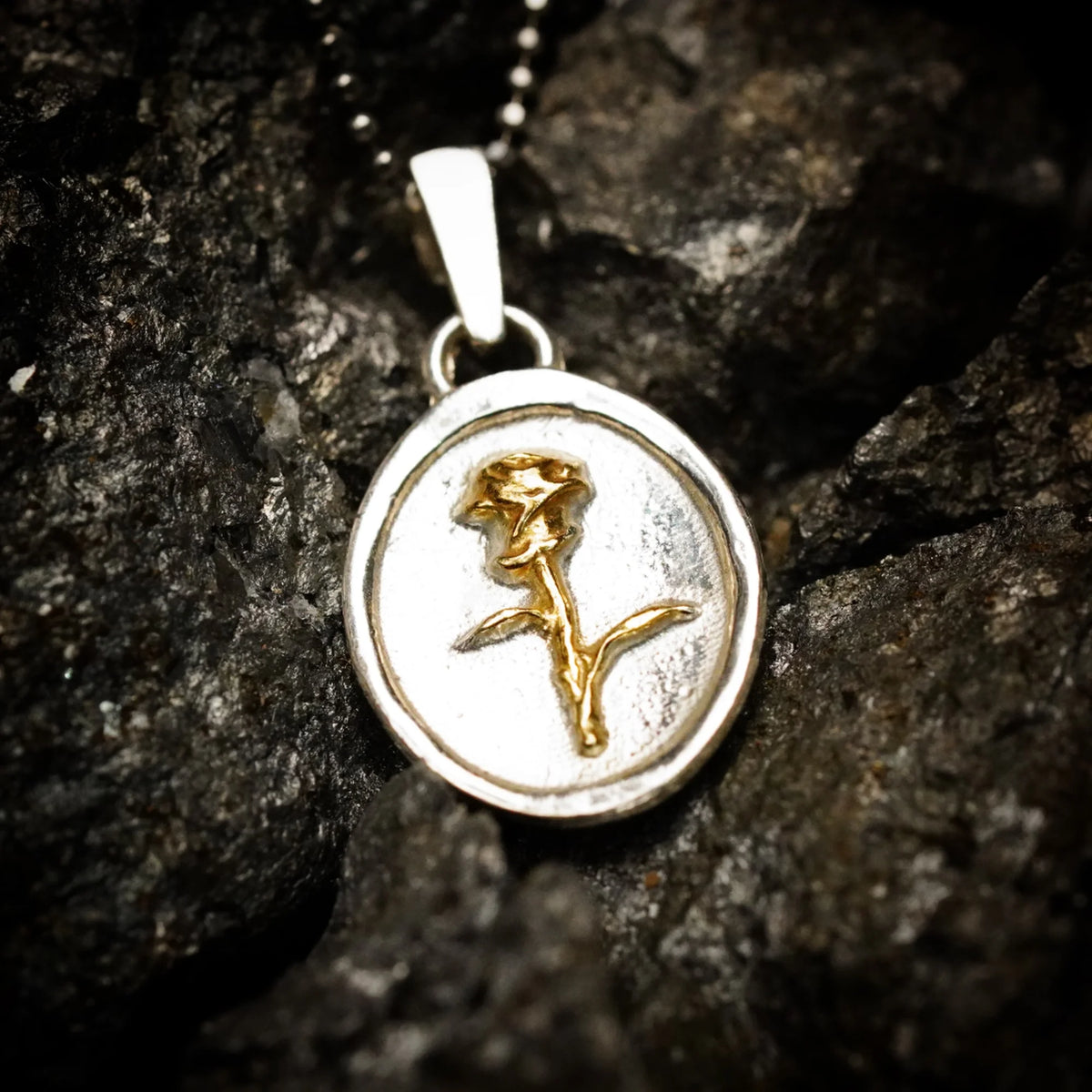 Rosen-Anhänger „Memento Vivere“ aus 925er Silber mit Goldakzenten – handgefertigter Kunstschmuck und Talisman | Art Diva