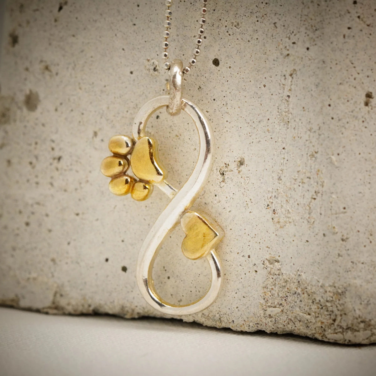 „Unendlichkeit mit Herz und Pfote“-Schmuckelement aus 925er Silber mit goldfarbenen Akzenten – für Halskette oder Armband, Talisman für Verbundenheit und Treue | Art Diva