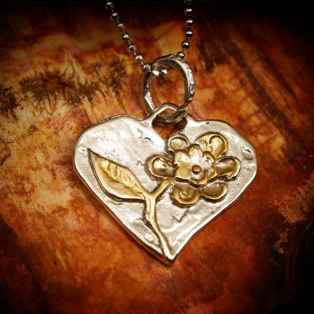 Talisman für Liebe und Geborgenheit – handgefertigter Herzanhänger aus 925er Silber mit Blume und goldfarbenen Akzenten im Boho- und rustikalen Stil | Art Diva