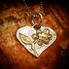 Talisman für Liebe und Geborgenheit – handgefertigter Herzanhänger aus 925er Silber mit Blume und goldfarbenen Akzenten im Boho- und rustikalen Stil | Art Diva
