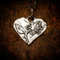 Herzanhänger mit Blume aus 925er Silber – handgefertigter Liebestalisman und Skulpturenschmuck im Boho-Stil, ideales Geschenk für Mutter, Tochter oder Freundin | Art Diva