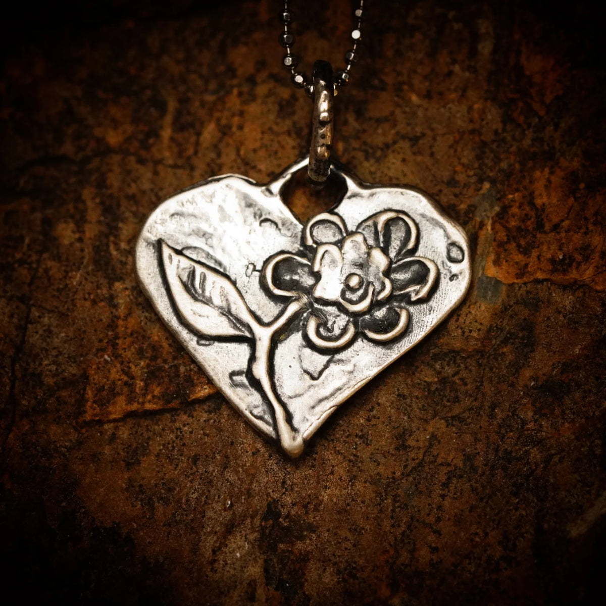 Herzanhänger mit Blume aus 925er Silber – handgefertigter Liebestalisman und Skulpturenschmuck im Boho-Stil, ideales Geschenk für Mutter, Tochter oder Freundin | Art Diva