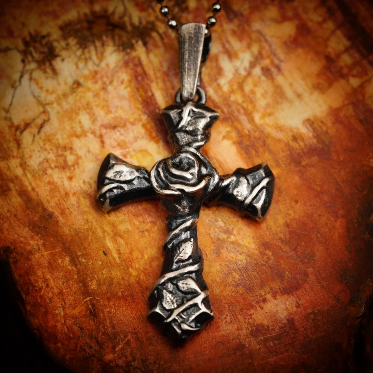 Kreuz-Anhänger mit Rose aus 925er Silber – oxidiertes Boho-Rustik-Design | Art Diva