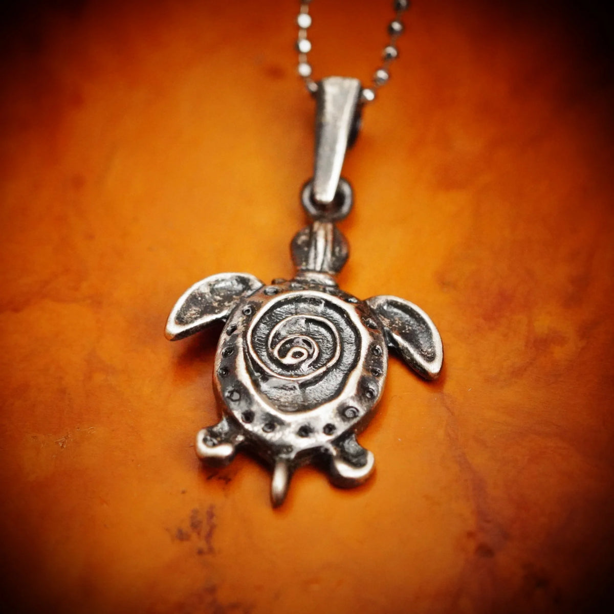 „Schildkröte“ – handgefertigter Anhänger aus 925er Silber, Symbol für Langlebigkeit, Weisheit und Schutz, Talisman im Boho- und rustikalen Stil | Art Diva