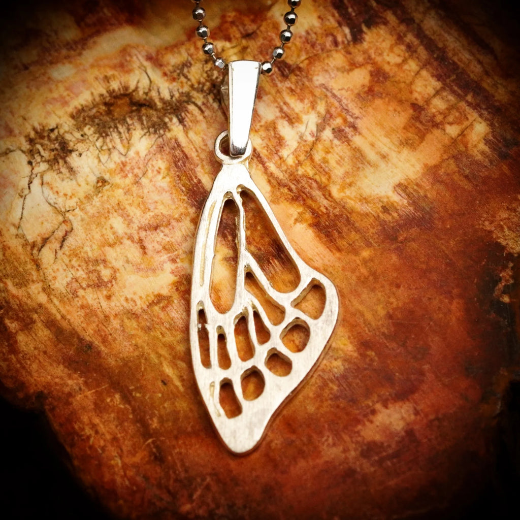 „Schmetterlingsflügel“ – Anhänger aus 925er Silber, Amulett für Freiheit und Licht, handgefertigter Skulpturenschmuck im Boho- und rustikalen Stil | Art Diva