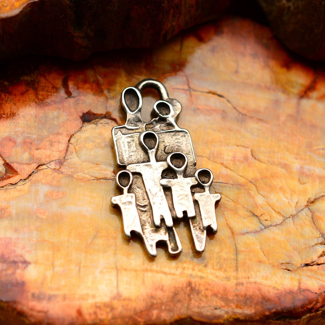 „Große Familie“ – oxidierter Anhänger aus 925er Silber, Talisman für Liebe, Zusammenhalt und familiäre Stärke, Skulpturenschmuck im Boho- und rustikalen Stil | Art Diva