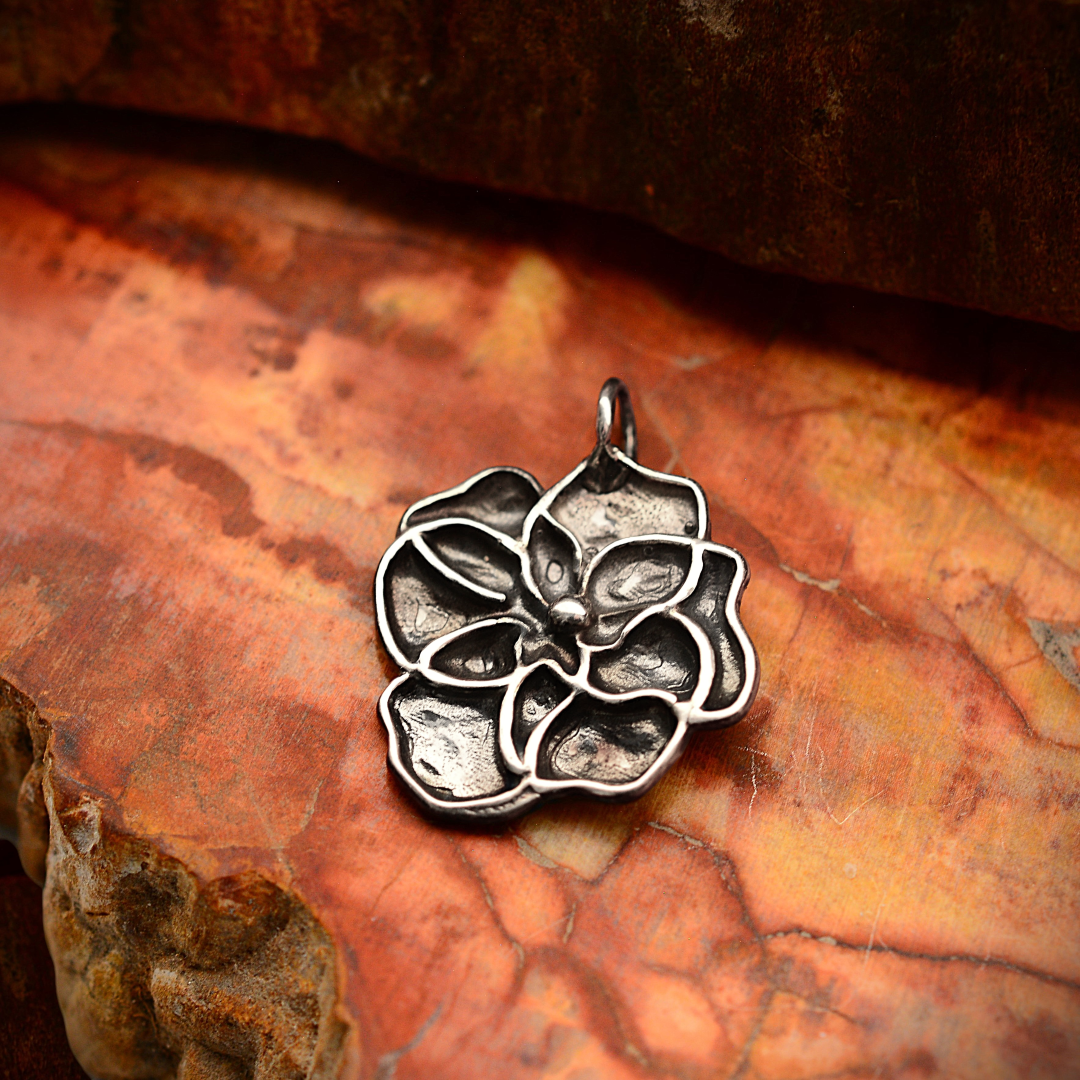 „Veilchen“ – teilweise oxidierter Anhänger aus 925er Silber, handgefertigter Talisman für Zärtlichkeit und inneres Licht, Skulpturenschmuck im Boho- und rustikalen Stil | Art Diva
