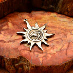 „Auge des Re – Sonnentalisman“-Anhänger aus 925er Silber – oxidierter skulpturaler Schmuck im Boho-Rustik-Stil | Art Diva
