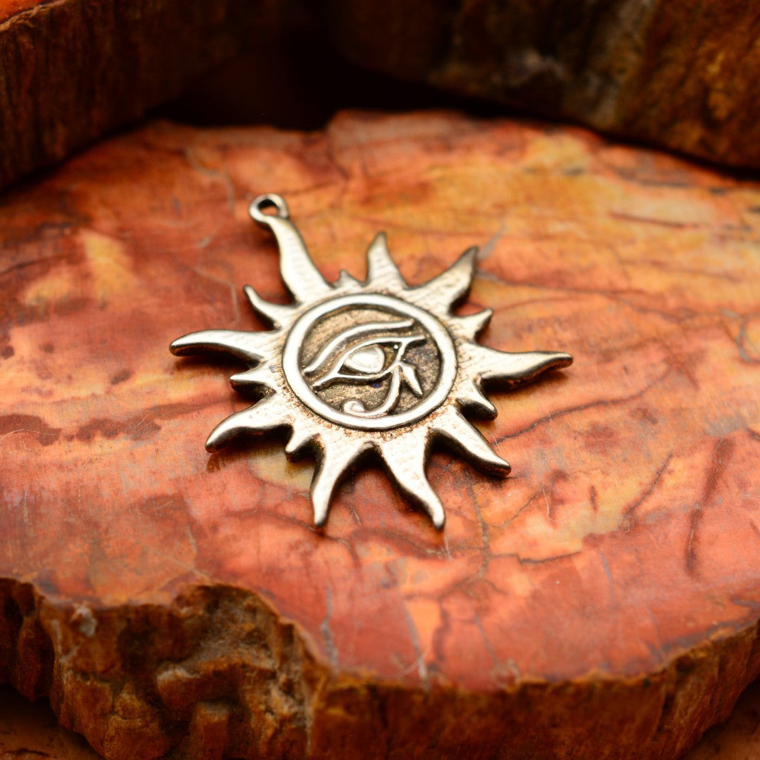„Auge des Re – Sonnentalisman“-Anhänger aus 925er Silber – oxidierter skulpturaler Schmuck im Boho-Rustik-Stil | Art Diva