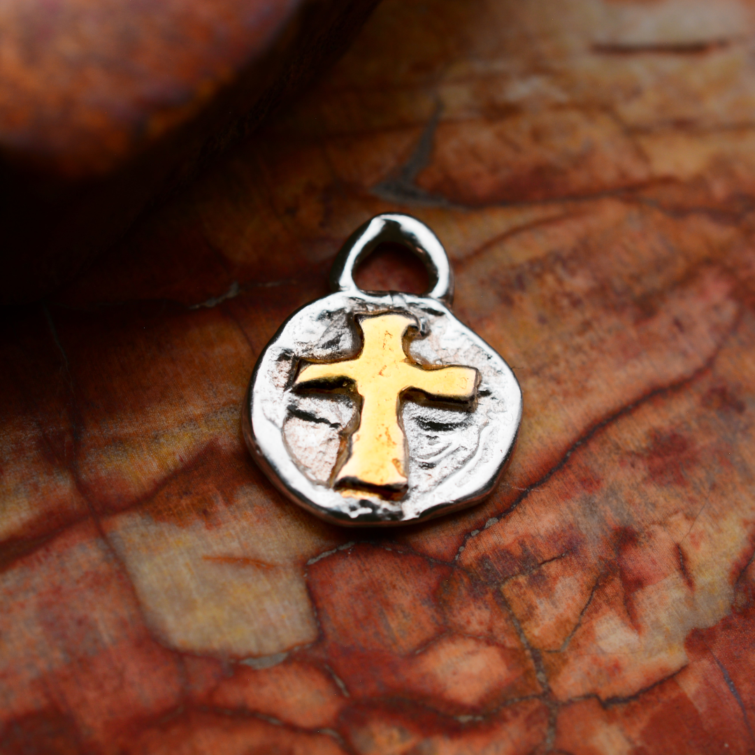 Kreuz-Anhänger mit Relief aus 925er Silber und goldenen Akzenten – handgefertigter Boho-Talisman für Glauben und spirituelle Kraft, ein besonderes Geschenk | Skulpturaler Schmuck aus der Kollektion „Glanz“ | Art Diva
