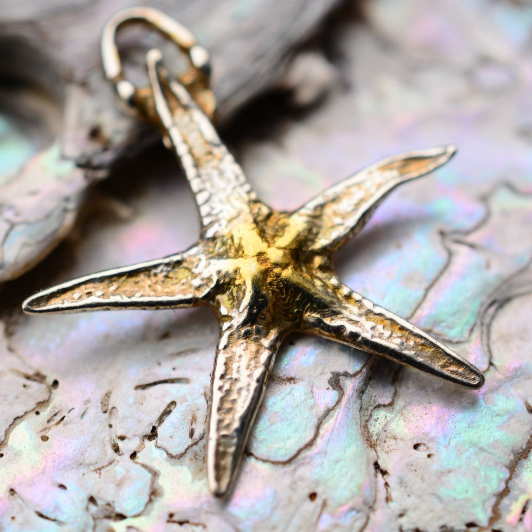 „Seestern“ – Anhänger aus 925er Silber mit goldfarbenen Akzenten, Talisman für Glück und Gelassenheit, Skulpturenschmuck im Boho- und rustikalen Stil | Art Diva