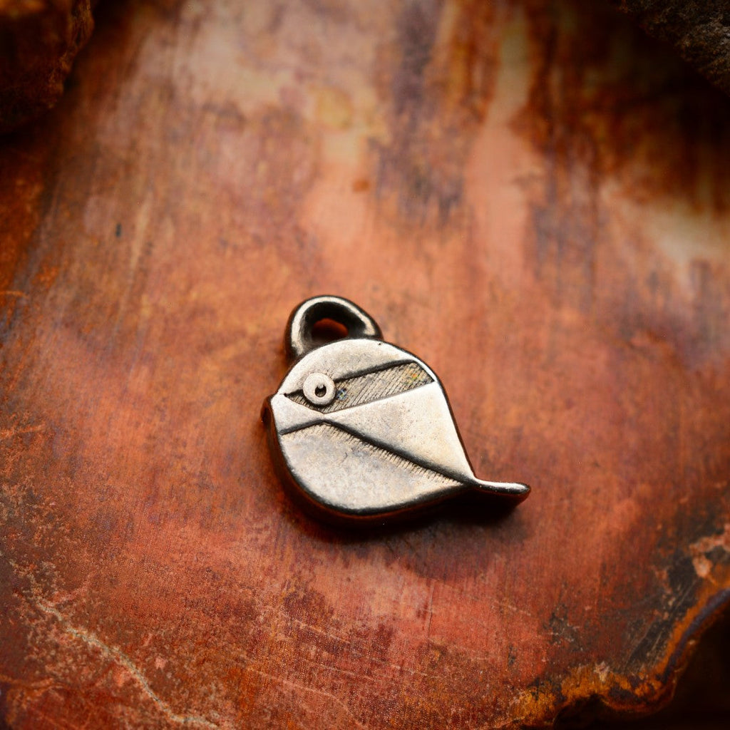 „Spätzchen“-Anhänger aus 925er Silber – oxidierter Talisman für Freiheit, Leichtigkeit und Wärme, handgefertigter Skulpturenschmuck im Boho- und rustikalen Stil | Art Diva
