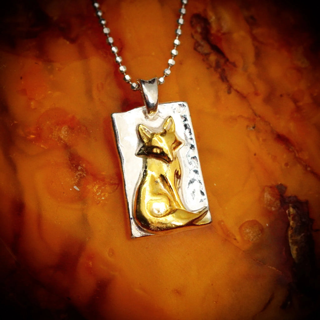 „Fuchs“ – handgefertigter Anhänger aus 925er Silber mit goldfarbenen Akzenten, Symbol für Intuition und Anmut, skulpturales Schmuckstück | Art Diva