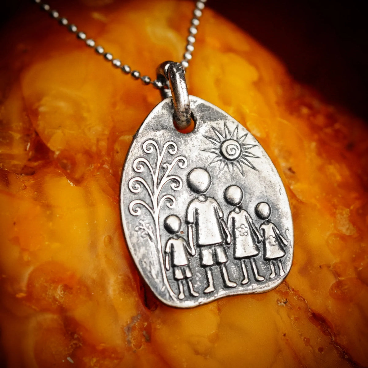 „Familie“-Anhänger aus 925er Silber – handgefertigter Talisman für Liebe und Schutz, skulpturaler Schmuck im Boho-Rustik-Stil | Art Diva