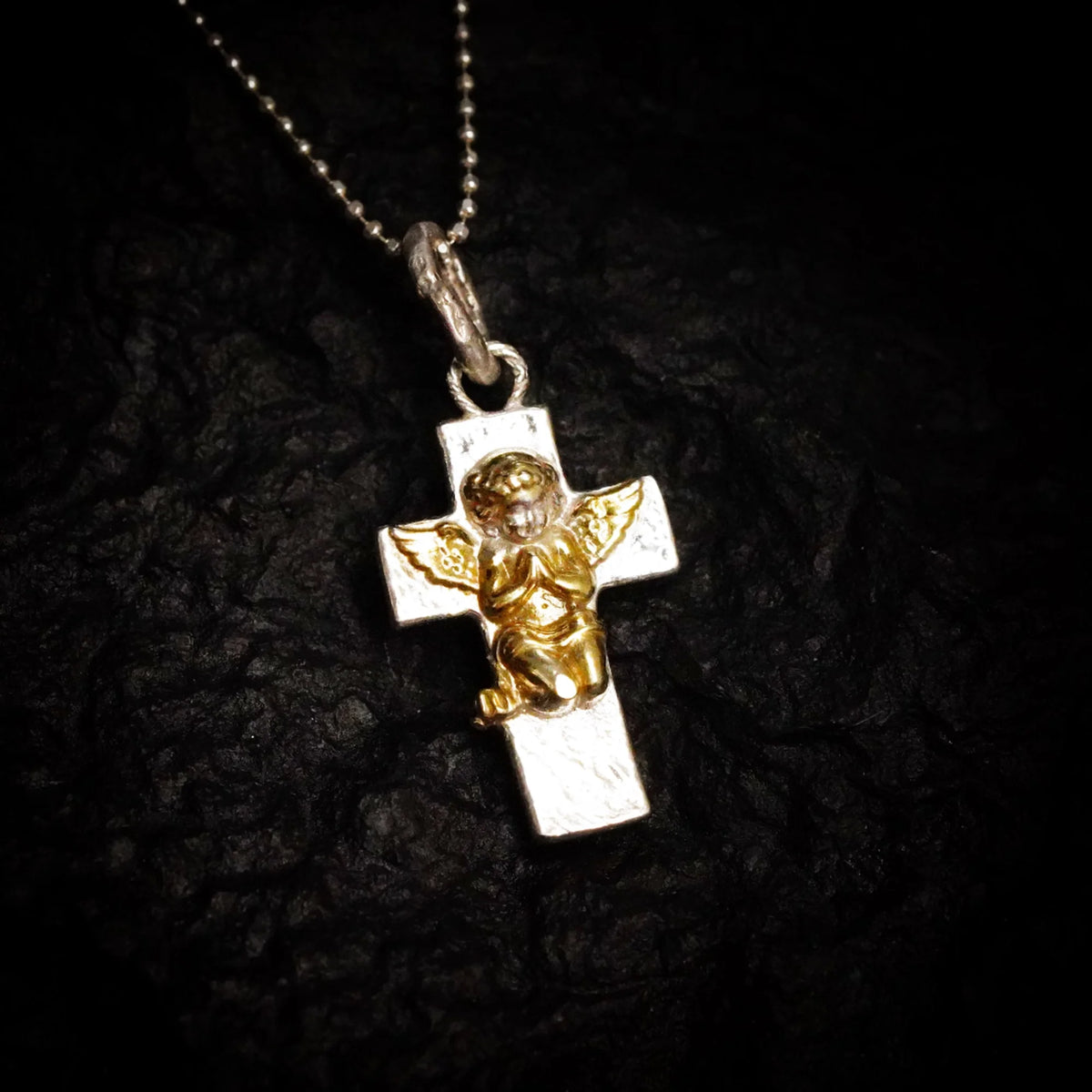 „Engelsgebet“-Anhänger aus 925er Silber mit goldfarbenen Akzenten – Talisman für Glauben und spirituellen Schutz, Skulpturenschmuck im Boho-Stil | Art Diva