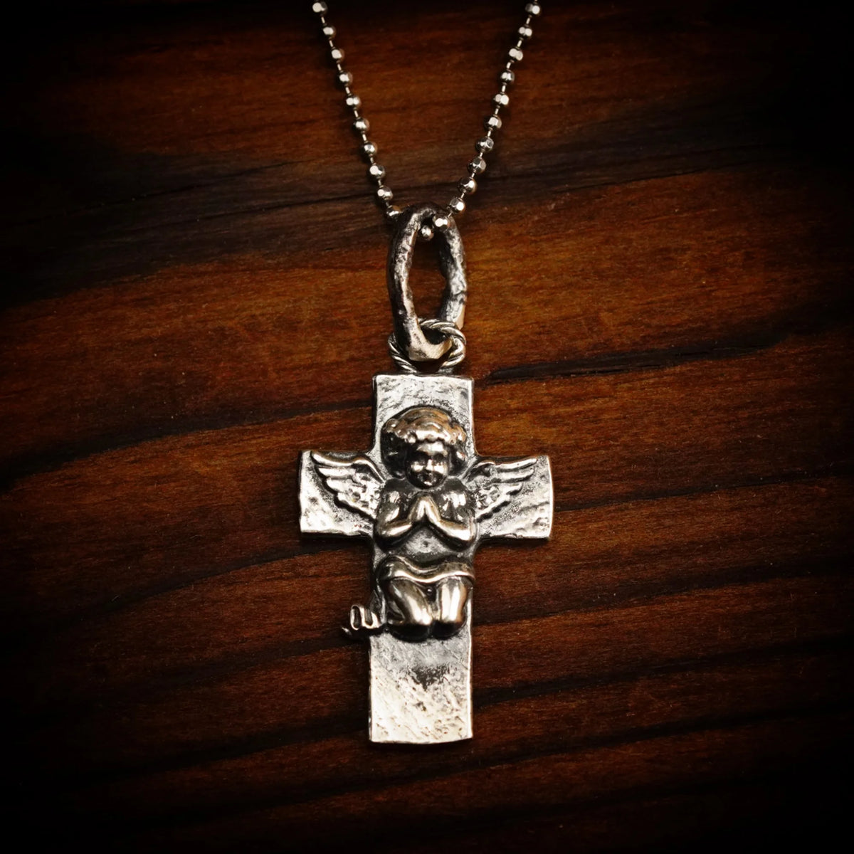 „Engelsgebet“-Anhänger aus 925er Silber – handgefertigter Talisman für Glauben und spirituellen Schutz, Skulpturenschmuck im Boho- und rustikalen Stil | Art Diva