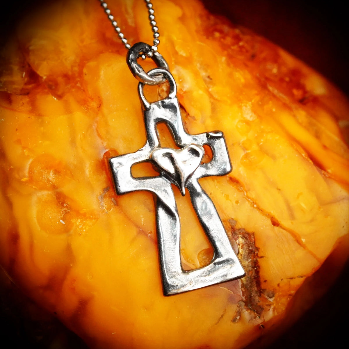 Kreuz-Anhänger mit Herz aus 925er Silber – oxidierter Skulpturenschmuck als Symbol für Glauben und Liebe | Art Diva