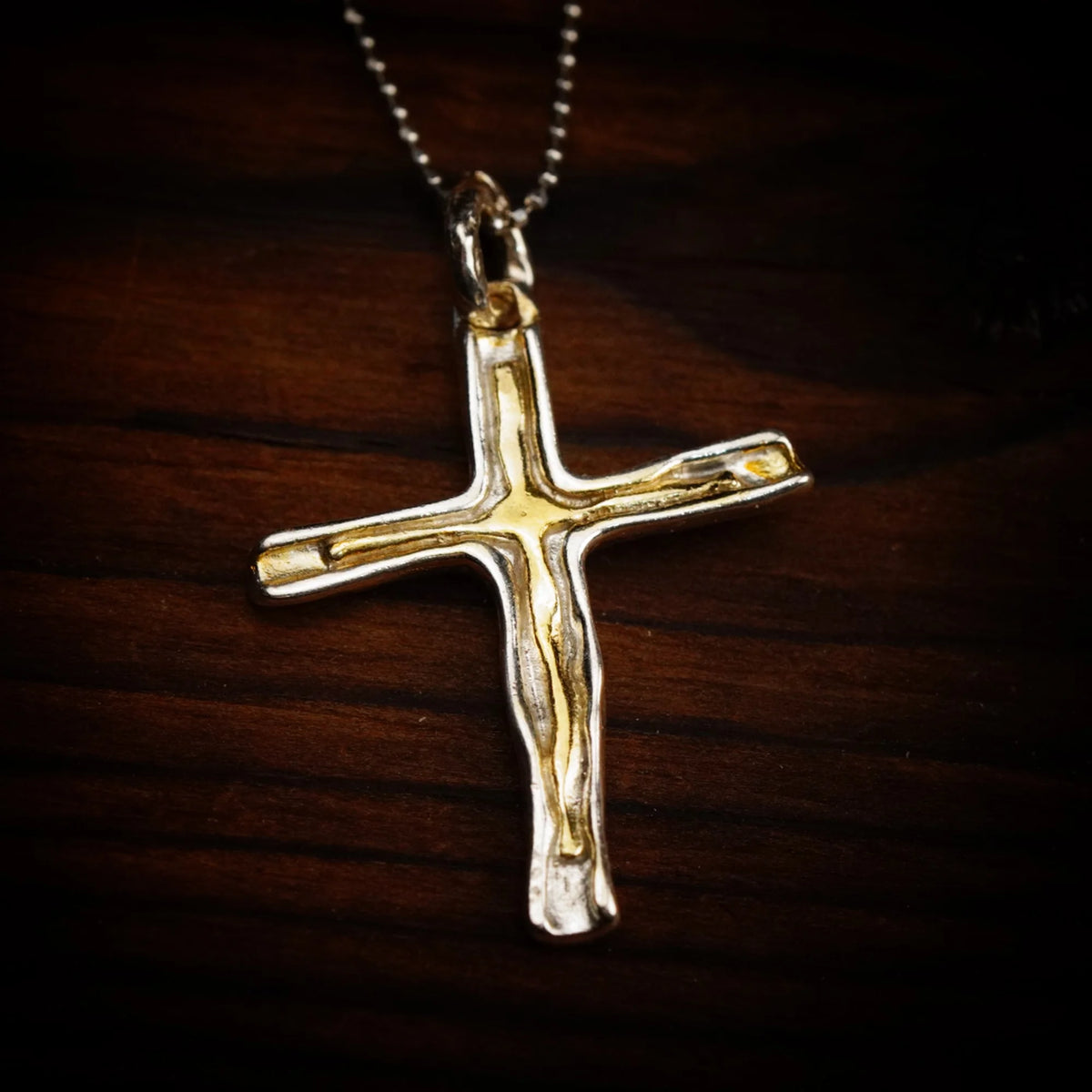 „Kreuz mit Feuerlinie“-Anhänger aus 925er Silber – Symbol für Glauben und Stärke, Skulpturenschmuck im Boho- und rustikalen Stil | Art Diva