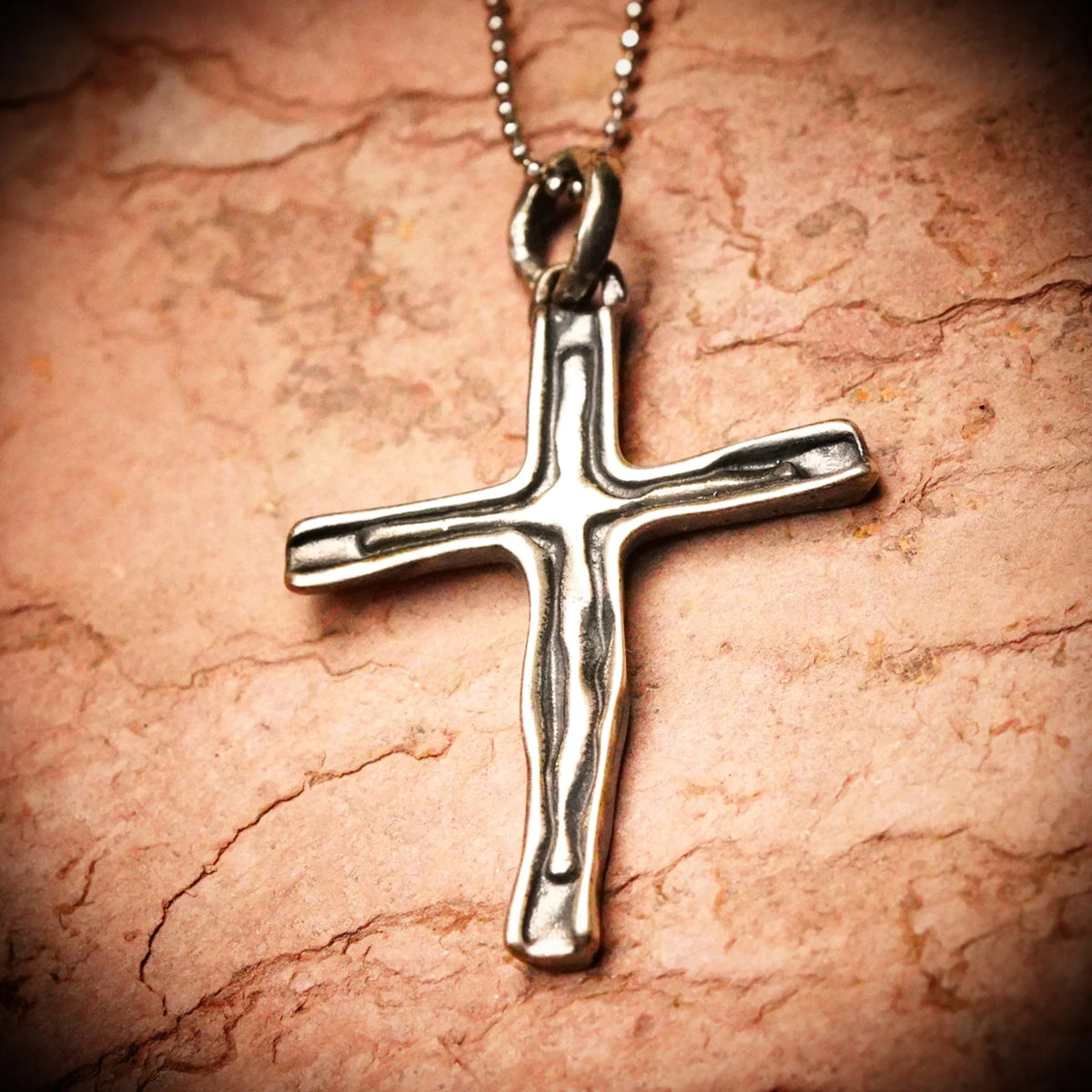 Kreuz-Anhänger für Damen aus 925er Silber – handgefertigt mit oxidierter Oberfläche im Boho-Rustik-Stil | Art Diva