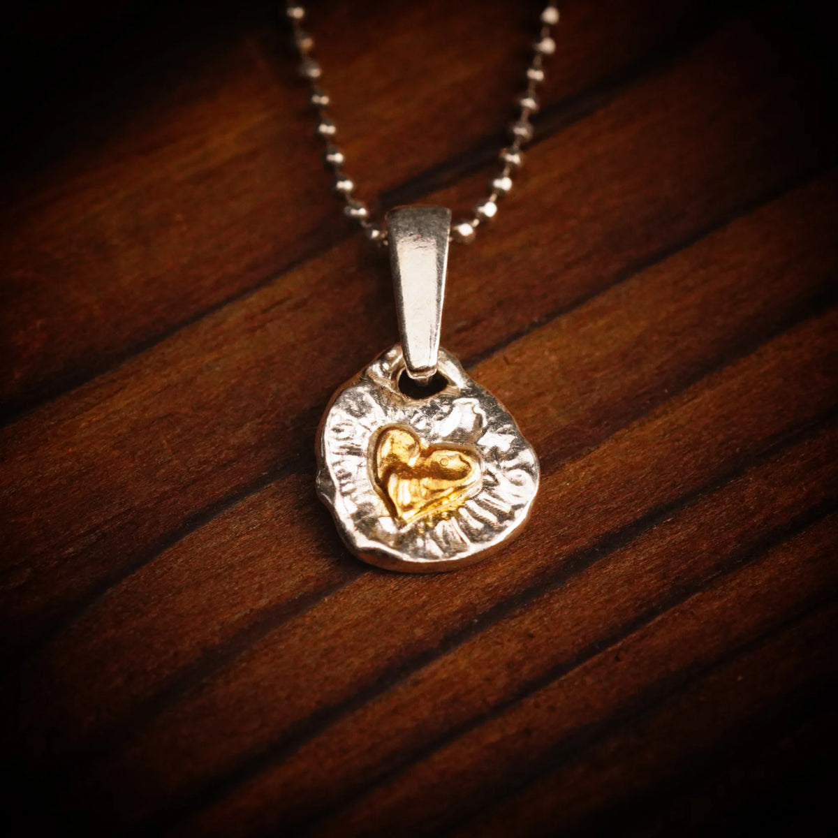 „Goldenes Herz Love“-Anhänger aus 925er Silber mit goldfarbenen Akzenten – handgefertigtes Amulett für Liebe und Licht, Skulpturenschmuck im Boho- und rustikalen Stil | Art Diva