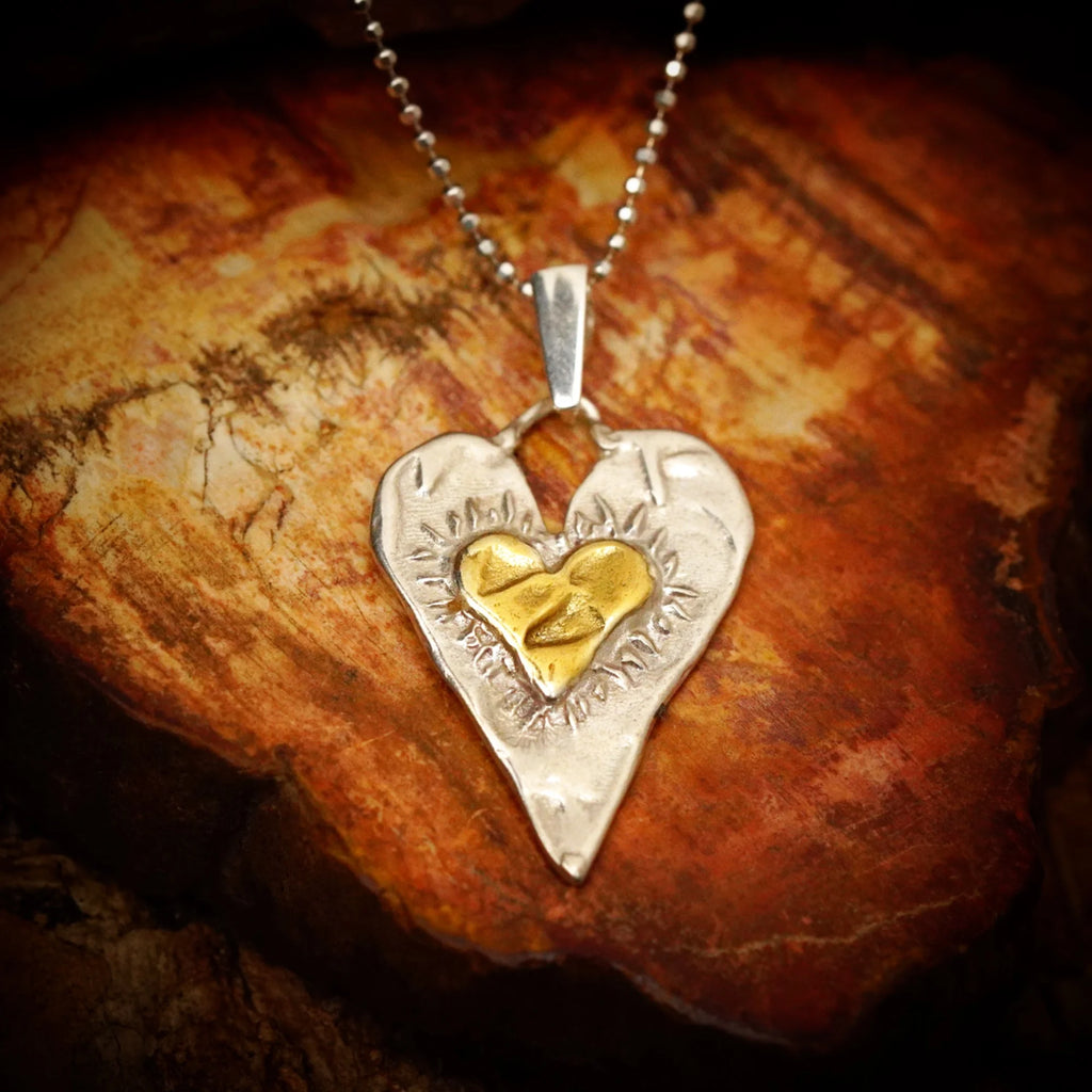 Herz-Anhänger mit goldenem Herz aus 925er Silber – Talisman für Liebe und tiefe Verbundenheit, handgefertigt im Boho- und rustikalen Stil | Art Diva