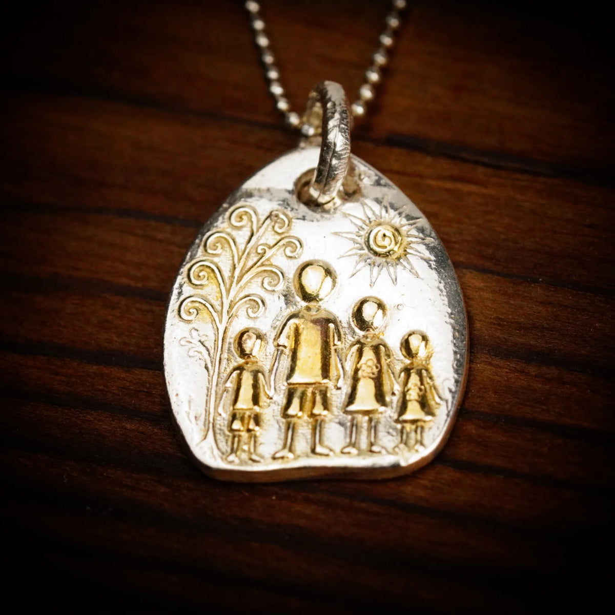 „Familie“-Anhänger aus 925er Silber mit goldenen Akzenten – handgefertigter Talisman für Liebe und Schutz, skulpturaler Schmuck im Boho-Rustik-Stil | Art Diva