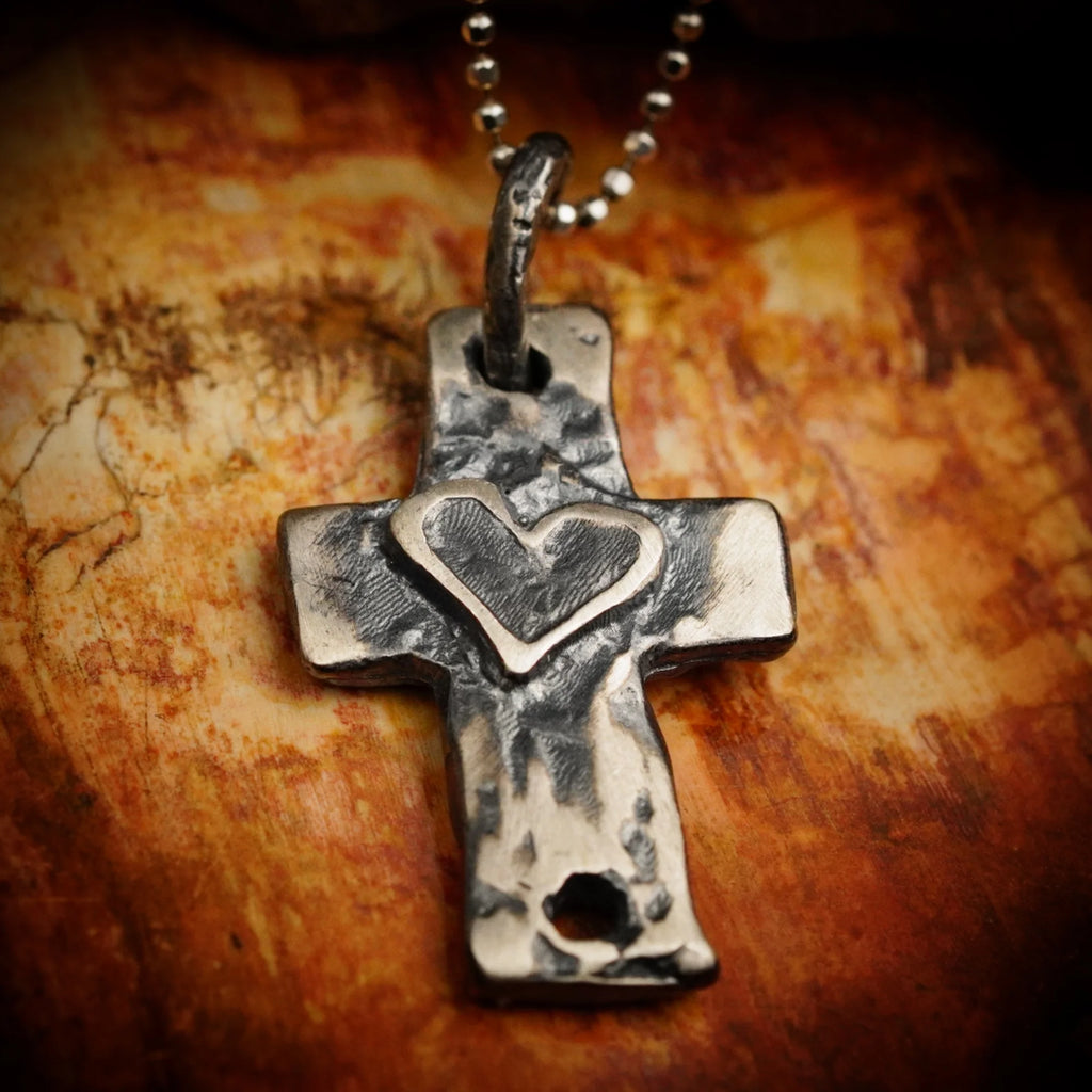 925er Silberanhänger „Kreuz mit Herz“ – handgefertigter Boho-Talisman für Glaube und Liebe, skulpturales Schmuckstück und Geschenk für Mutter, Tochter oder Freundin | Art Diva