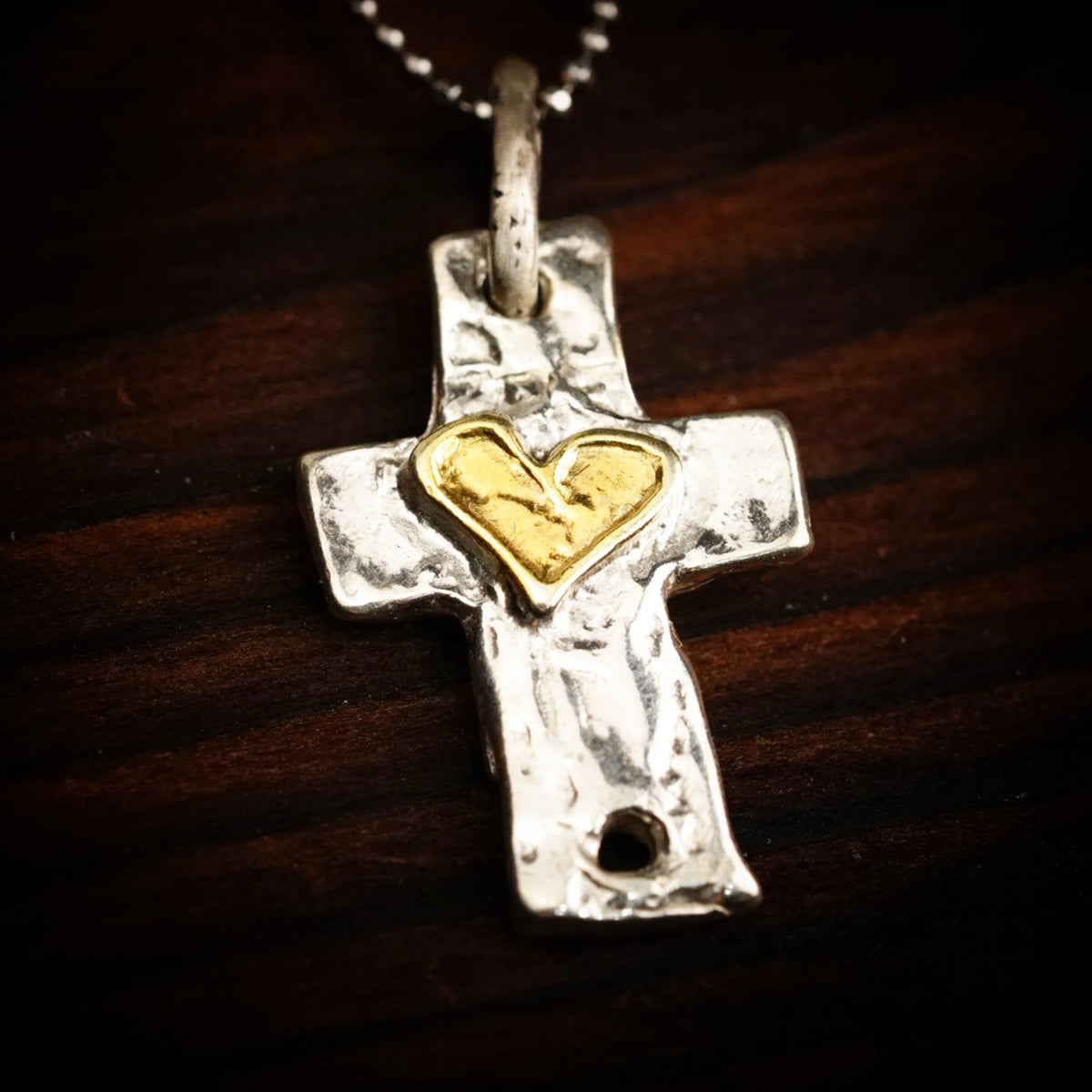 925er Silberanhänger „Kreuz mit Herz“ und goldenen Akzenten – handgefertigter Talisman für Glaube und Liebe im Boho- und rustikalen Stil | Art Diva