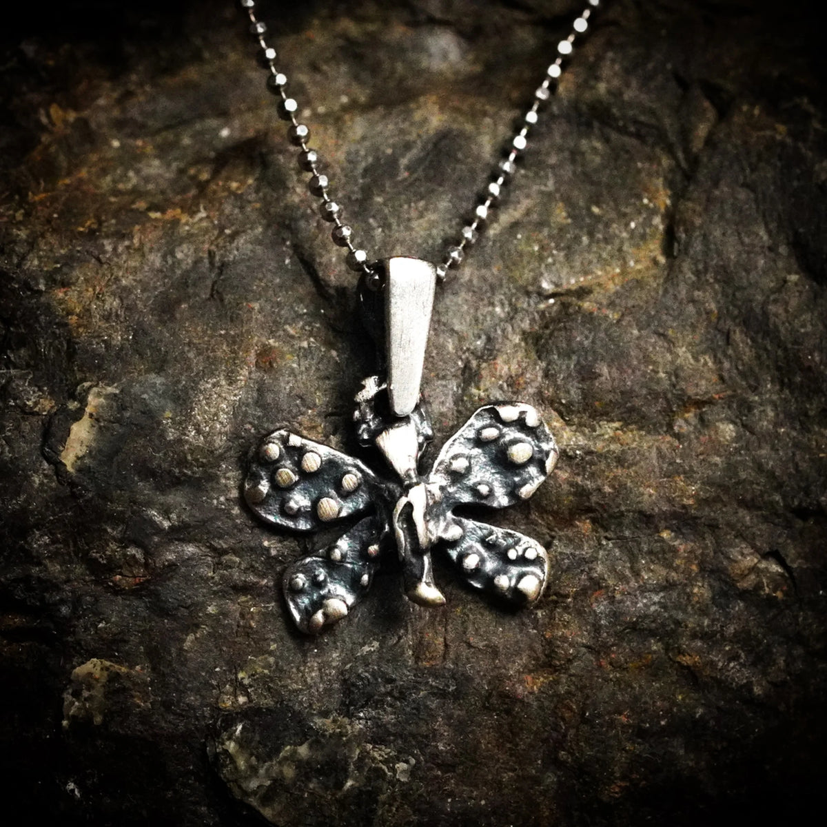 925er Silberanhänger „Kleiner Schmetterling“ – handgefertigter Boho-Talisman für Wandel und Leichtigkeit, skulpturales Schmuckstück und Geschenk für Mutter, Tochter oder Freundin | Art Diva