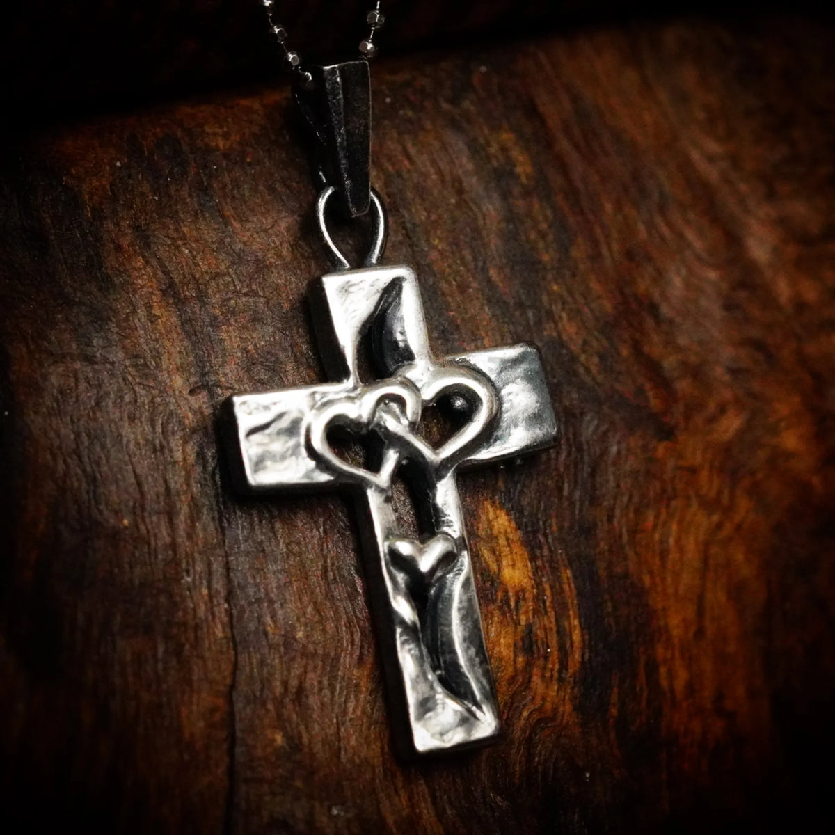 „Dreifaches Herz im Kreuz“-Anhänger aus 925er Silber – Symbol für Liebe, Glauben und Schutz, Skulpturenschmuck im Boho- und rustikalen Stil | Art Diva