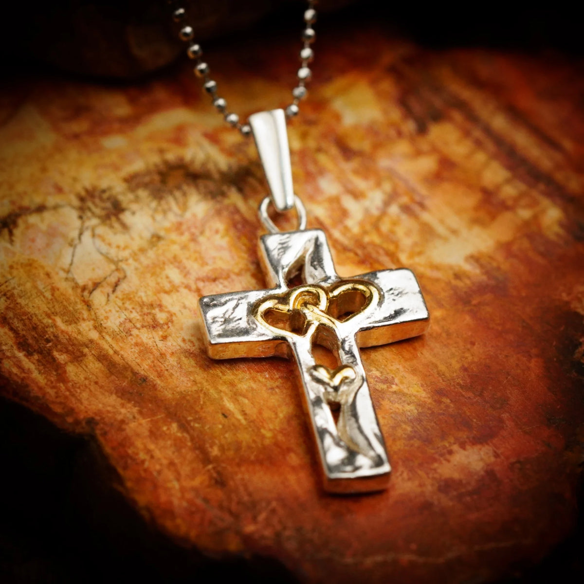 „Dreifaches Herz im Kreuz“-Anhänger aus 925er Silber mit goldfarbenen Akzenten – Symbol für Liebe, Glauben und Schutz, Skulpturenschmuck im Boho- und rustikalen Stil | Art Diva