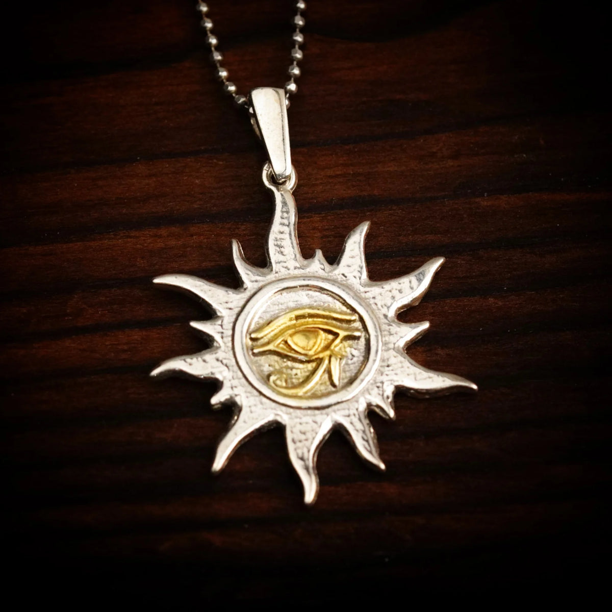 „Auge des Re – Sonnentalisman“-Anhänger aus 925er Silber – handpoliert mit goldenen Akzenten | Art Diva