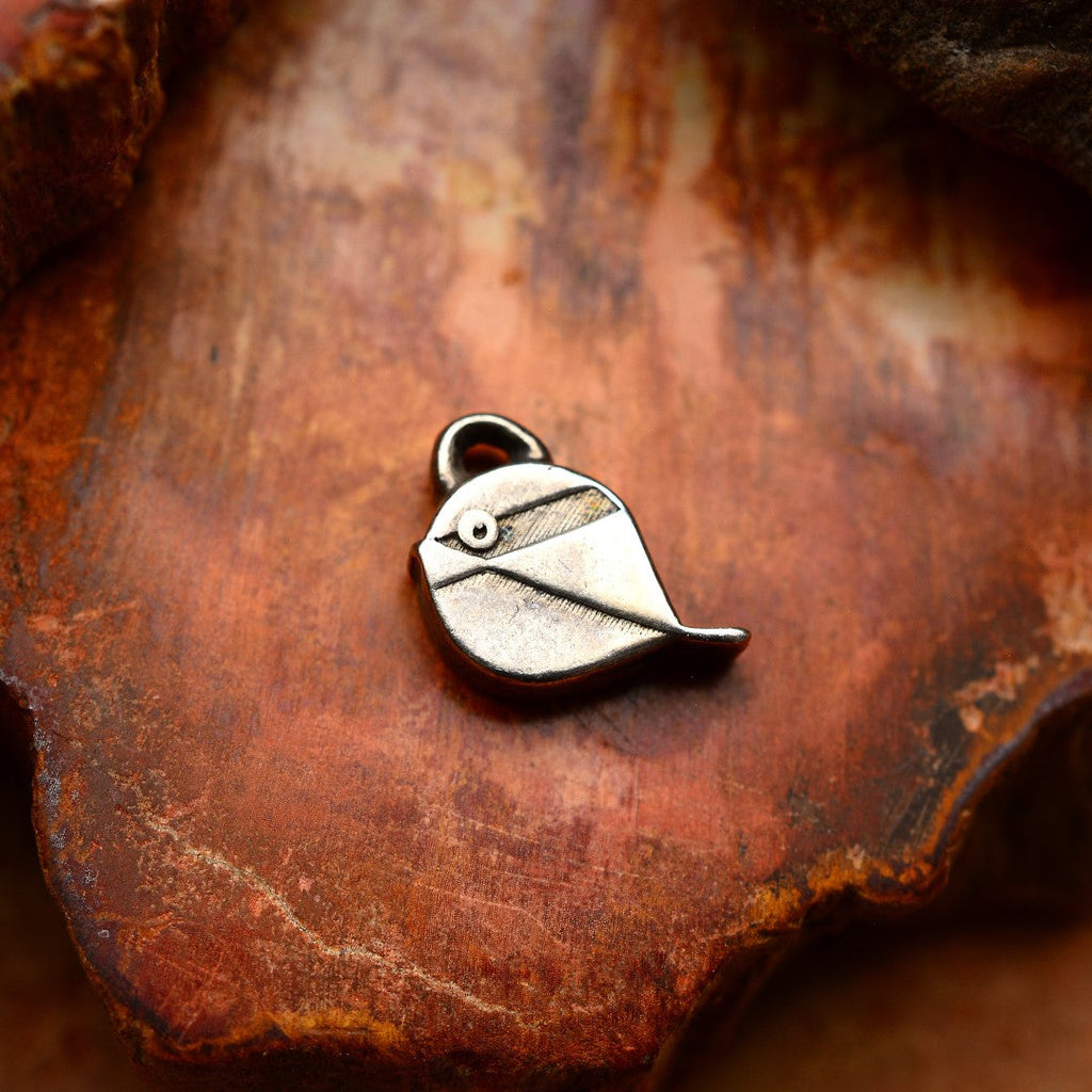 „Spätzchen“-Anhänger aus 925er Silber – oxidierter Talisman für Freiheit, Leichtigkeit und Wärme, handgefertigter Skulpturenschmuck im Boho- und rustikalen Stil | Art Diva