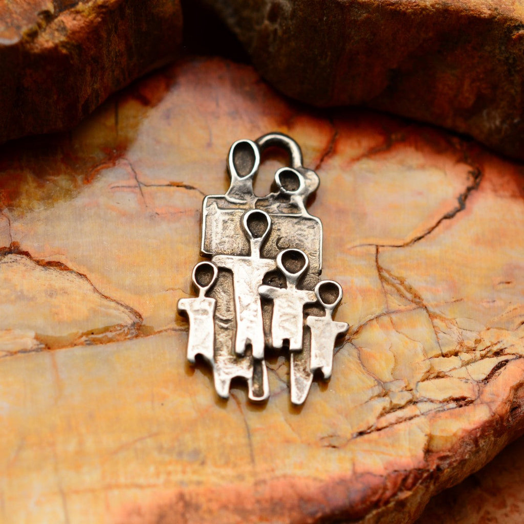 „Große Familie“ – oxidierter Anhänger aus 925er Silber, Talisman für Liebe, Zusammenhalt und familiäre Stärke, Skulpturenschmuck im Boho- und rustikalen Stil | Art Diva