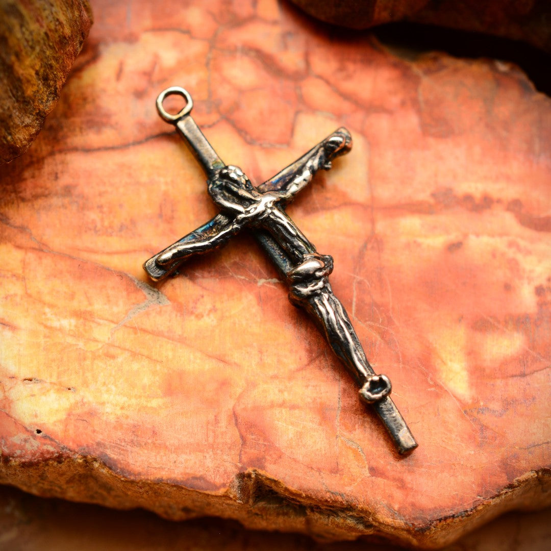 „Kreuz des Glaubens“ – Kruzifix aus 925er Silber mit kunstvoll gestalteter Christusfigur, handgefertigtes Symbol für Stärke und Spiritualität im Vintage-, Boho- und rustikalen Stil | Art Diva