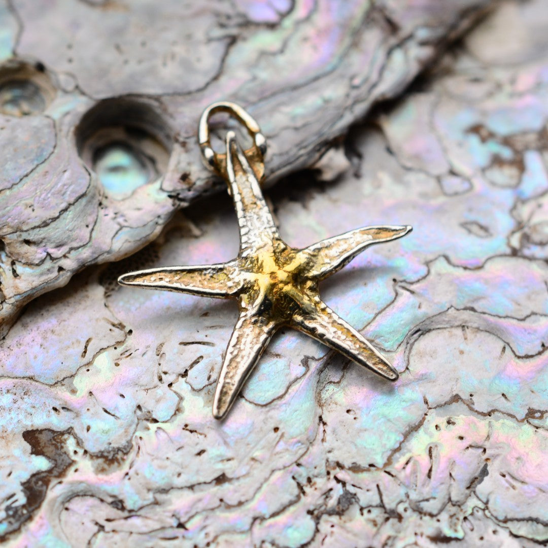 „Seestern“ – Anhänger aus 925er Silber mit goldfarbenen Akzenten, Talisman für Glück und Gelassenheit, Skulpturenschmuck im Boho- und rustikalen Stil | Art Diva