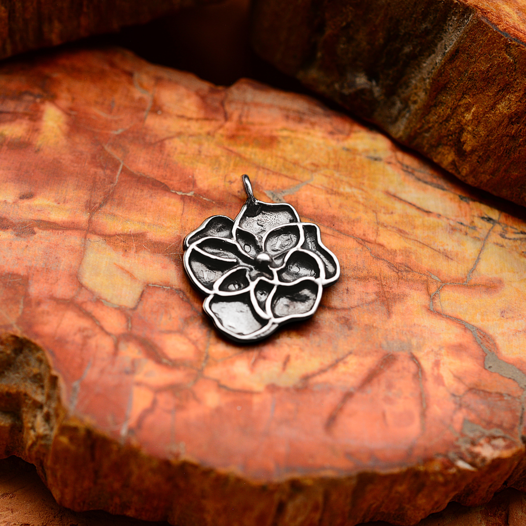 „Veilchen“ – teilweise oxidierter Anhänger aus 925er Silber, handgefertigter Talisman für Zärtlichkeit und inneres Licht, Skulpturenschmuck im Boho- und rustikalen Stil | Art Diva