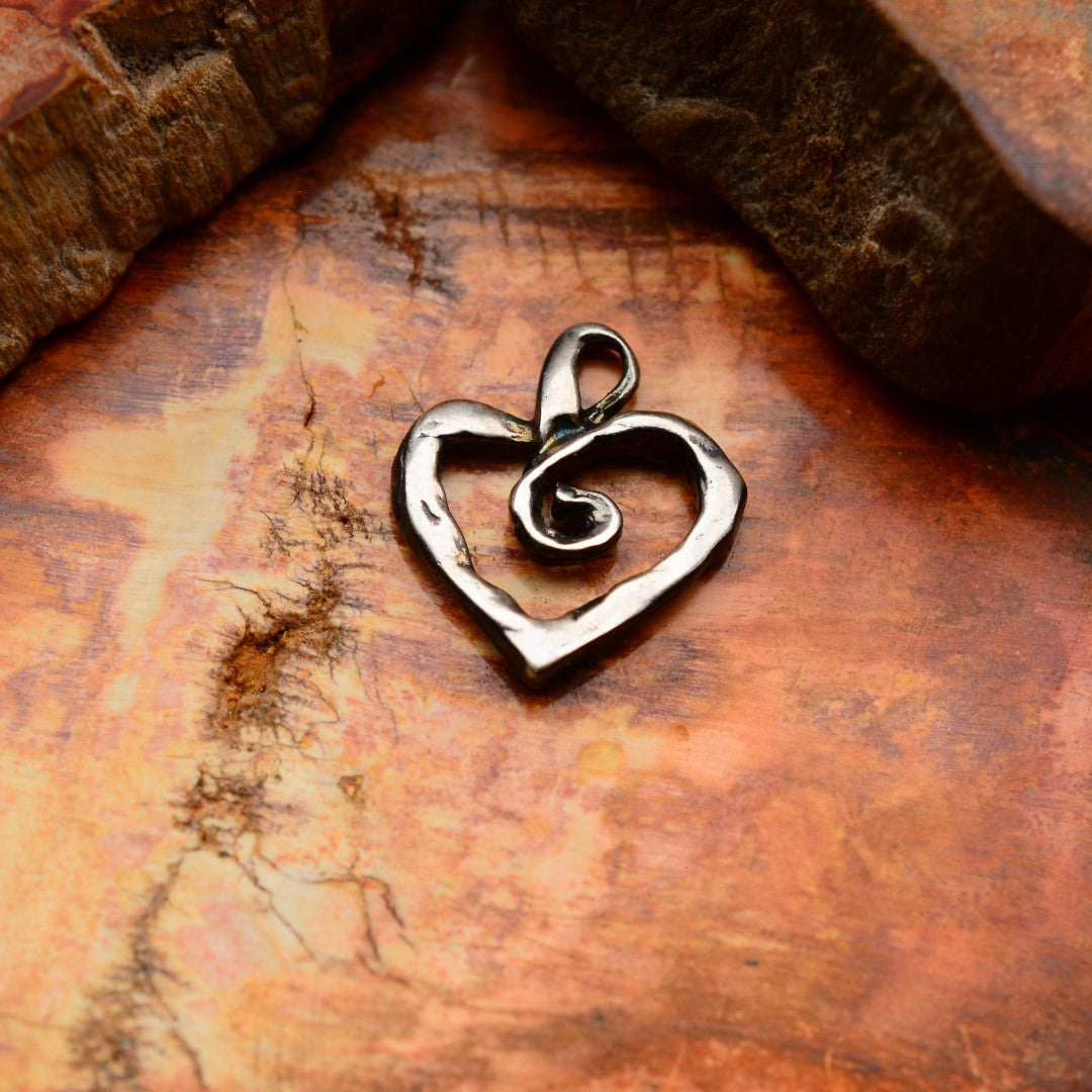 „Spiralherz“ – Anhänger aus 925er Silber, Symbol für Liebe und Spiritualität, Skulpturenschmuck im Boho- und rustikalen Stil | Art Diva