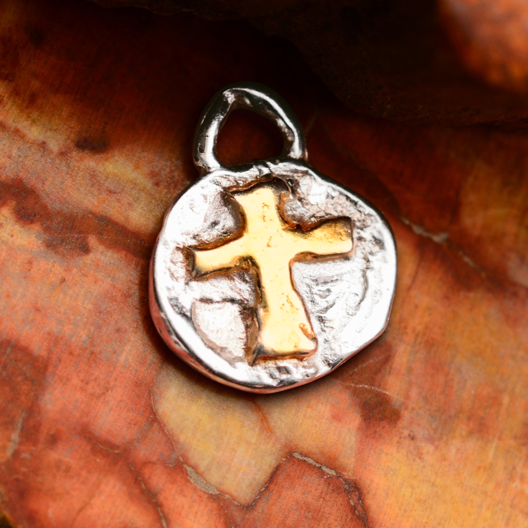 Kreuz-Anhänger mit Relief aus 925er Silber und goldenen Akzenten – handgefertigter Boho-Talisman für Glauben und spirituelle Kraft, ein besonderes Geschenk | Skulpturaler Schmuck aus der Kollektion „Glanz“ | Art Diva