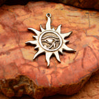 „Auge des Re – Sonnentalisman“-Anhänger aus 925er Silber – oxidierter skulpturaler Schmuck im Boho-Rustik-Stil | Art Diva