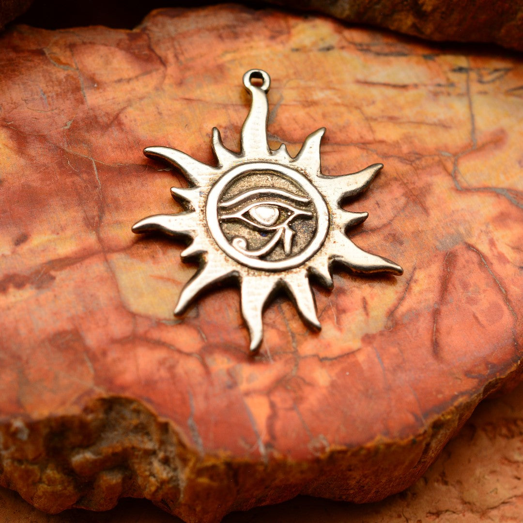 „Auge des Re – Sonnentalisman“-Anhänger aus 925er Silber – oxidierter skulpturaler Schmuck im Boho-Rustik-Stil | Art Diva