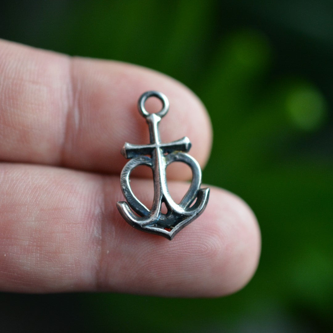 „Glaube • Hoffnung • Liebe“-Anhänger aus 925er Silber – maritimer Talisman, Skulpturenschmuck im Boho- und rustikalen Stil | Art Diva