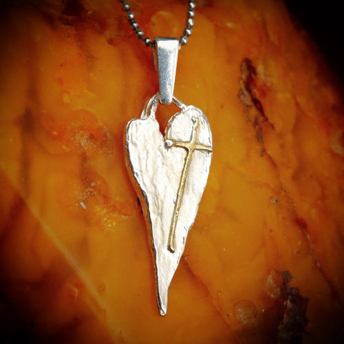 925er Silberanhänger „Längliches Herz mit Kreuz“ mit goldenen Akzenten – handgefertigter Boho-Talisman für den Glauben an die Liebe, skulpturales Schmuckstück und Geschenk für Mutter, Tochter oder Freundin | Art Diva