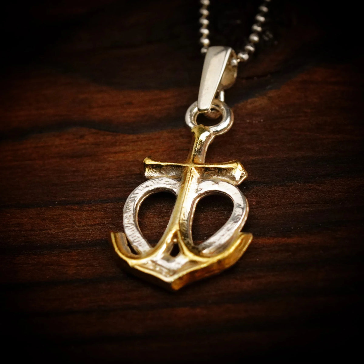 „Glaube • Hoffnung • Liebe“-Anhänger aus 925er Silber mit goldfarbenen Akzenten – maritimer Talisman, Skulpturenschmuck im Boho-Stil | Art Diva