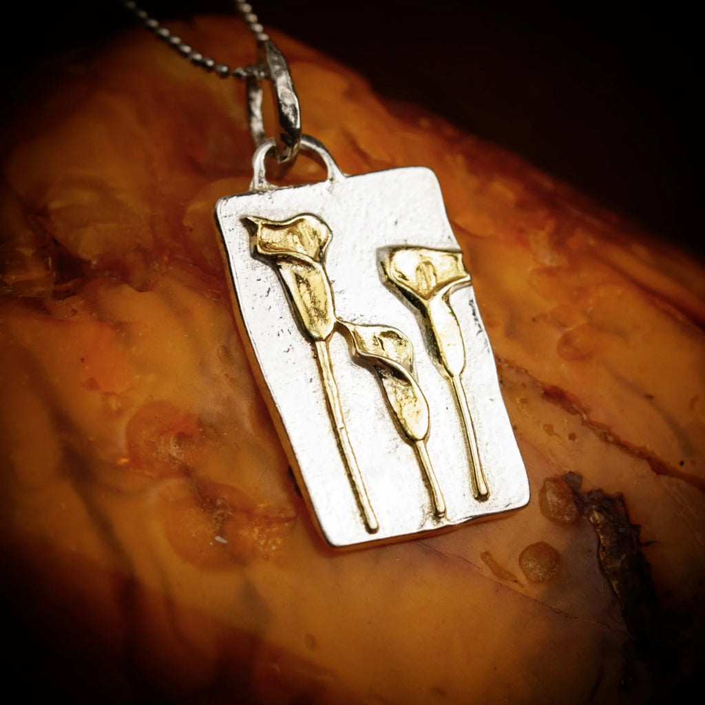 925er Silberanhänger „Drei Calla-Blüten mit goldenen Akzenten“ | Boho – Rustikal – Skulpturaler Schmuck | Handgefertigt | Art Diva